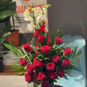Çift Dal Orkide ve 15 Gül Arajmanı ile sevginizi en zarif şekilde ifade edin. Şıklığı ve zarafeti bir arada sunan bu aranjmanı hemen sipariş edin.