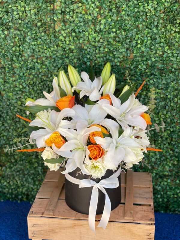 Kutu İçinde Lilyum ve Güller ile Sevdiklerinizi Büyüleyin. Şıklığın ve Zarafetin Kusursuz Uyumu, Lavinya Flowers’ın Hızlı ve Güvenilir Teslimat.