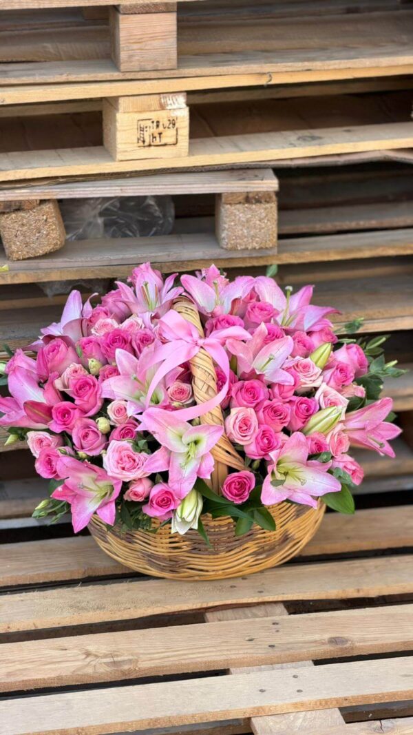 Sepet İçinde Lilyum Ve Pembe Güller Sepet İçinde Lilyum Ve Pembe Güller